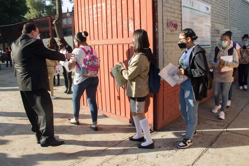 Estudiantes de secundaria regresan a clases presenciales en México