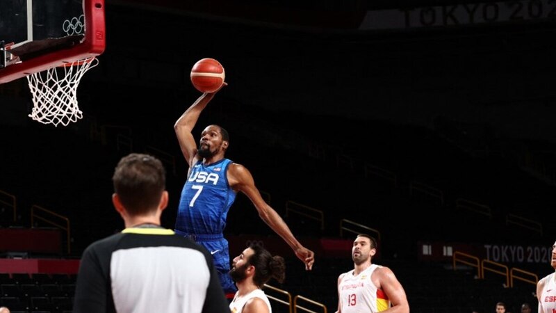Kevin Durant encestando una canasta en el partido de baloncesto entre Estados Unidos y España en los Juegos Olímpicos de Tokio 2020.