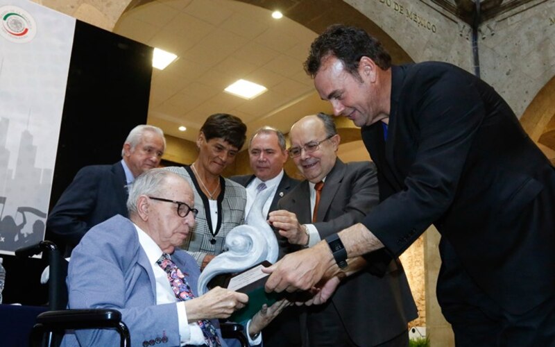 El Presidente Enrique Peña Nieto entrega el Premio Nacional de Ciencias y Artes 2014 al doctor Luis Felipe Rodríguez Jorge.