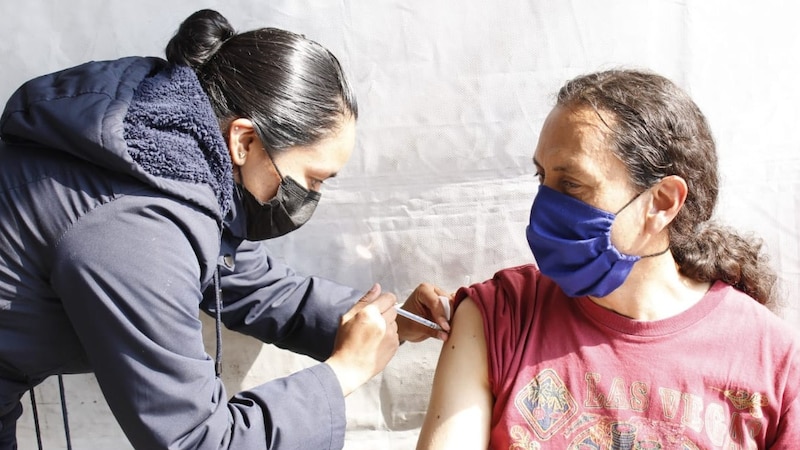 Mujer recibe la vacuna contra el COVID-19