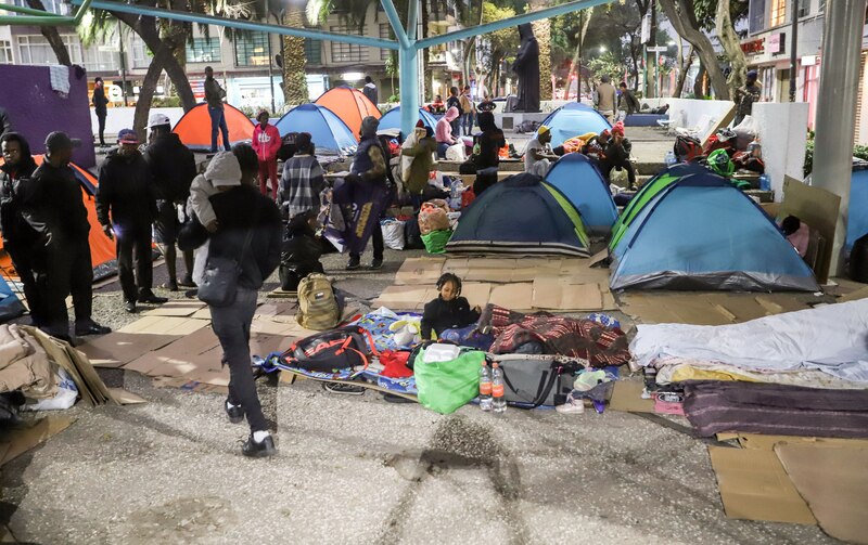Campamento de personas sin hogar en una ciudad