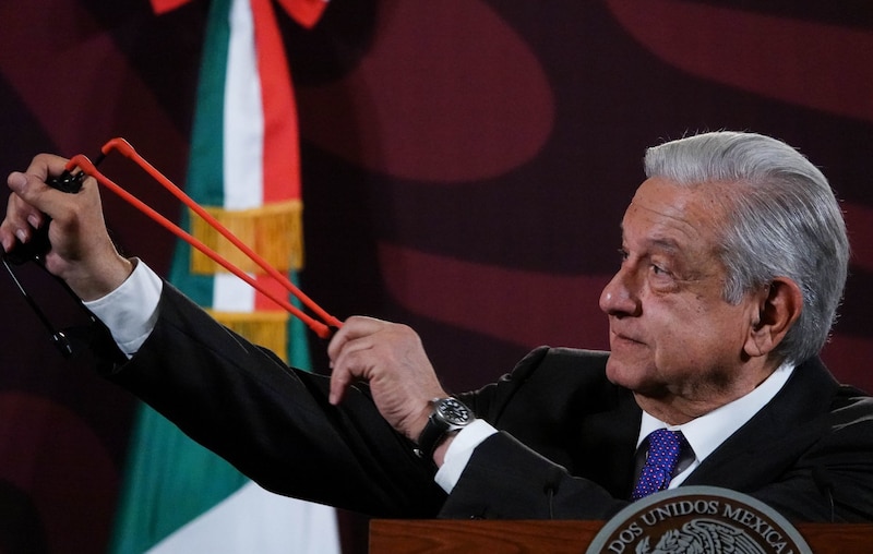 El presidente Andrés Manuel López Obrador muestra una resortera durante una conferencia de prensa.