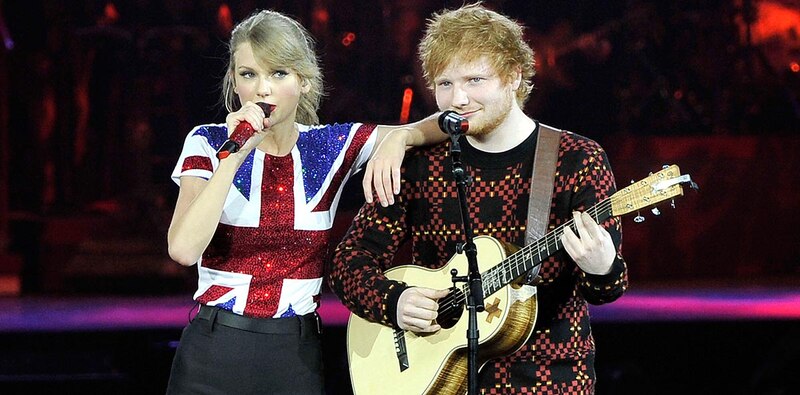 Taylor Swift y Ed Sheeran cantando juntos en un concierto
