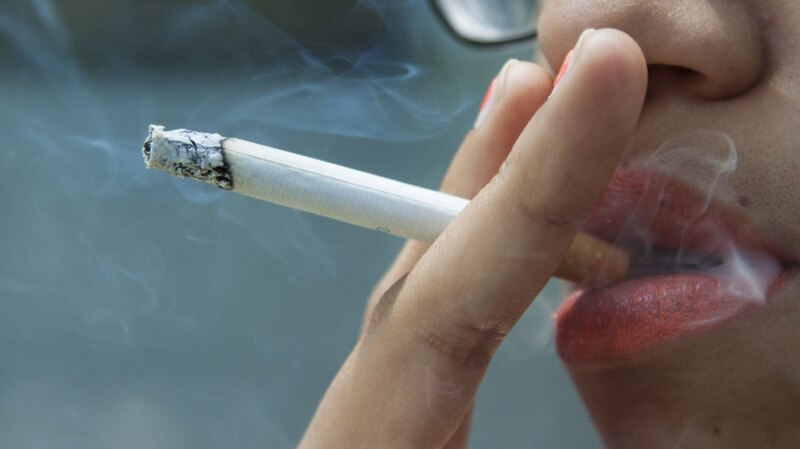 Mujer fumando