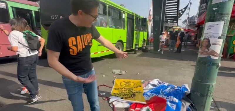 Candidato presidencial retira propaganda electoral de la vía pública