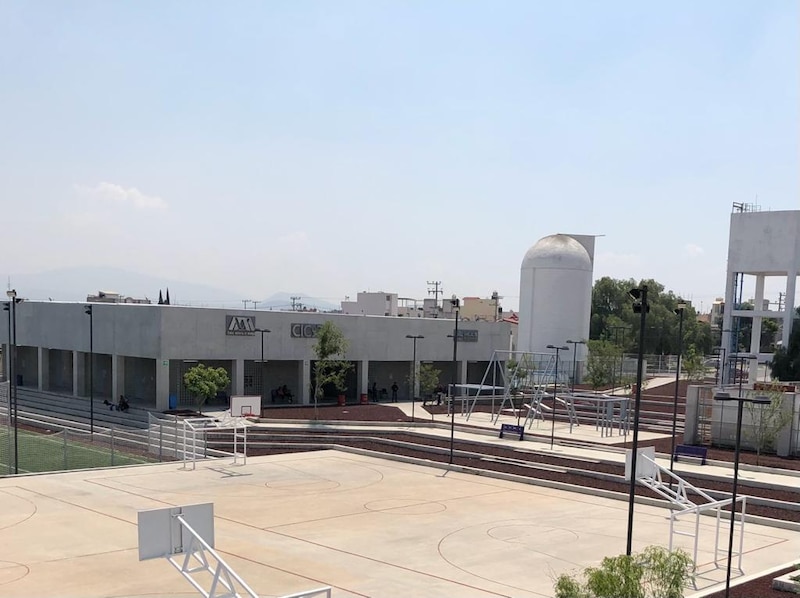 Cancha de baloncesto al aire libre en una escuela