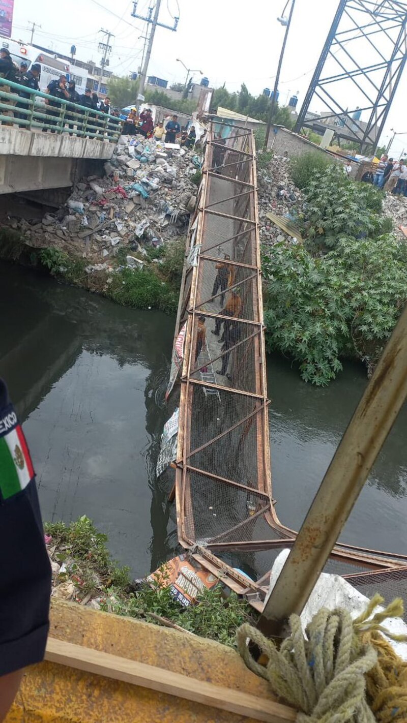 Rescatan a personas atrapadas en puente colgante colapsado