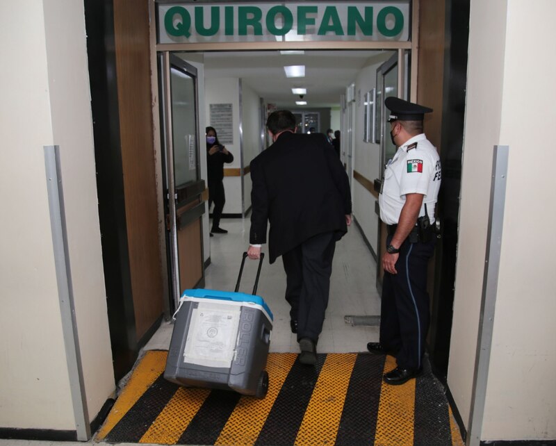 Trasladan órganos para trasplante en el quirófano de un hospital