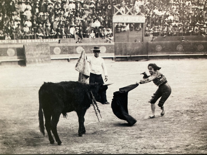 Torera mexicana en plena faena.