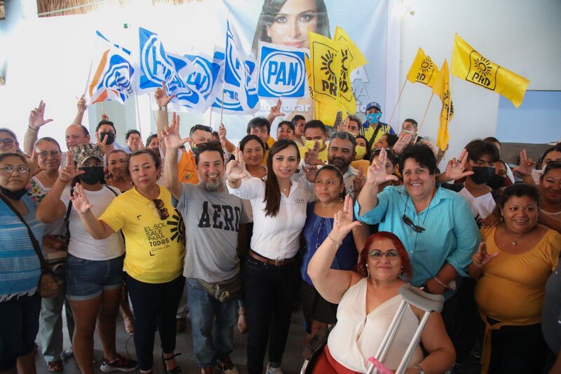 Candidata del PAN, Josefina Vázquez Mota, saluda a sus simpatizantes durante un mitin de campaña.