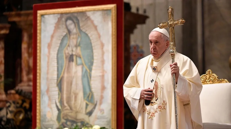 El Papa Francisco bendice la imagen de la Virgen de Guadalupe