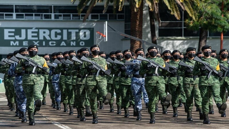 El Ejército Mexicano marchando en un desfile.