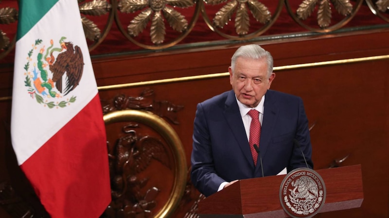 El presidente Andrés Manuel López Obrador pronuncia un discurso en el Palacio Nacional.