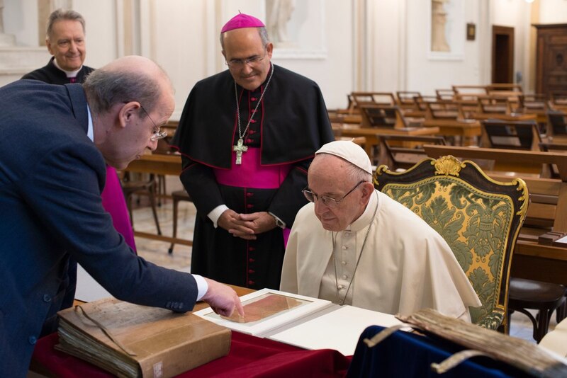 El Papa Francisco observa un antiguo manuscrito