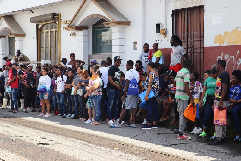 Larga fila de personas esperando para entrar a una notaría en La Habana, Cuba