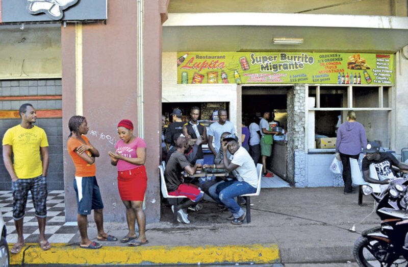 Un grupo de personas esperando para ordenar comida en un restaurante.