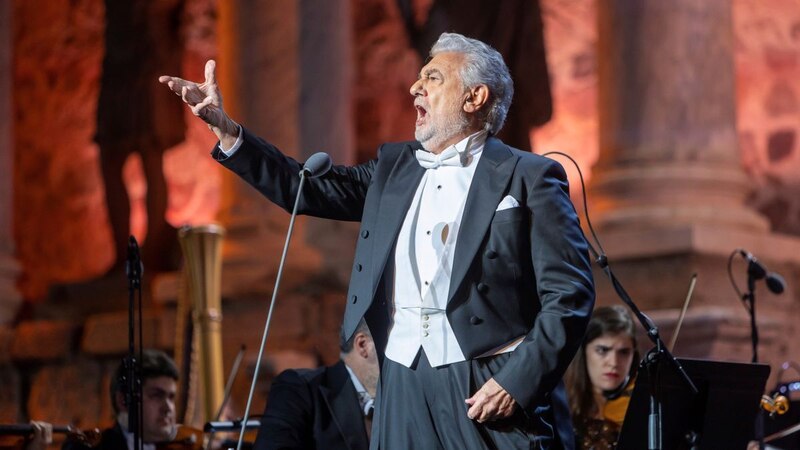 Plácido Domingo cantando en un concierto