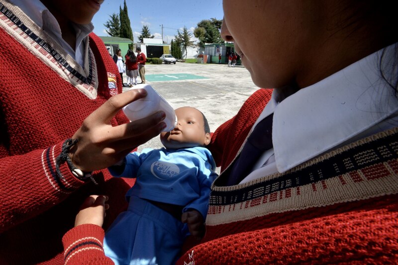 Estudiantes de enfermería practican RCP en un bebé