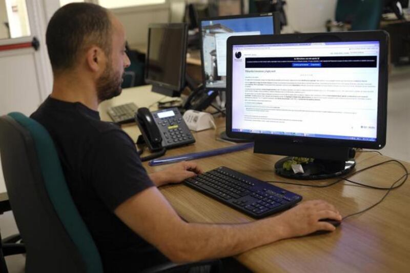 Un hombre mirando una pantalla de ordenador