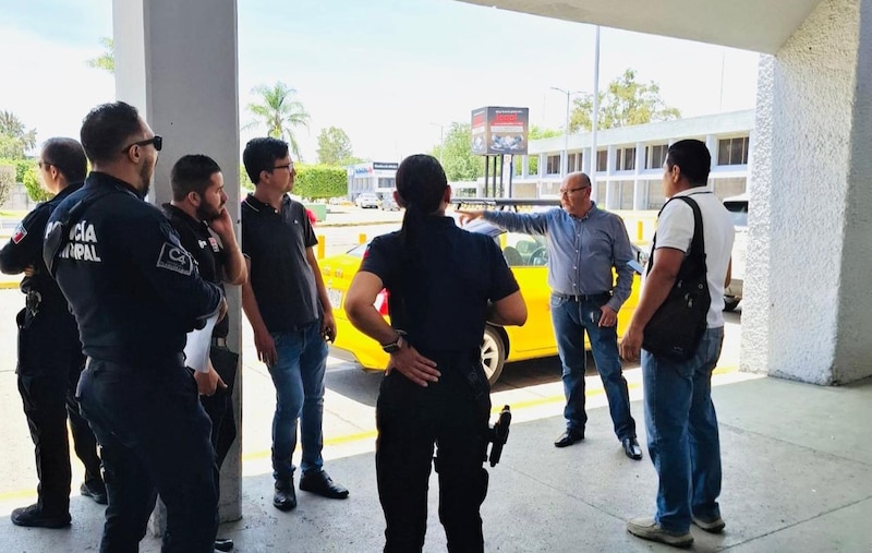 Autoridades y empresarios durante operativo de vigilancia en la Central Camionera de Guadalajara