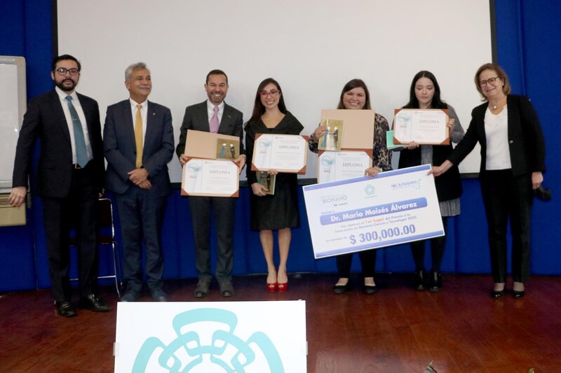 Entrega de diplomas a los ganadores del Premio a la Innovación en Bionano Ciencia y Tecnología 2022.