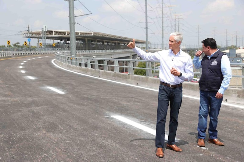 El presidente López Obrador supervisa la construcción de un puente en la Ciudad de México