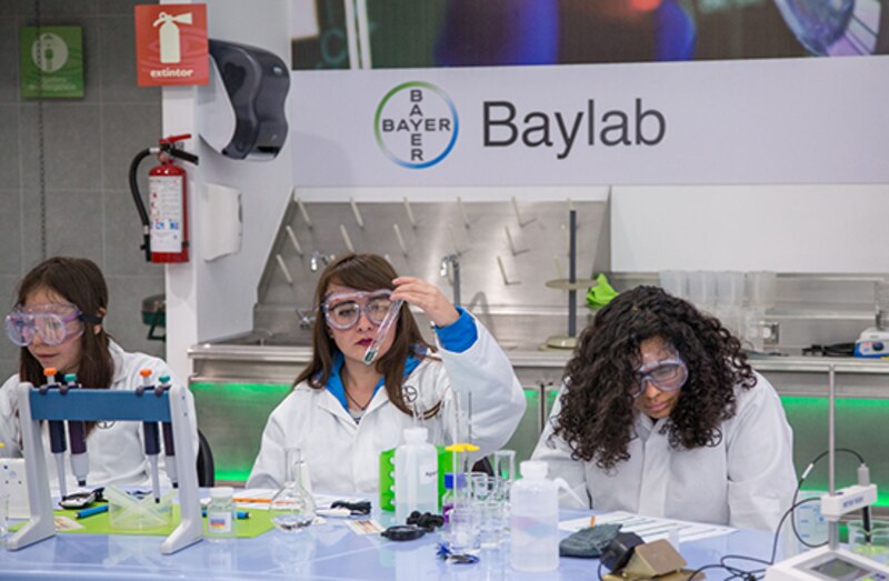 Mujeres científicas trabajando en un laboratorio