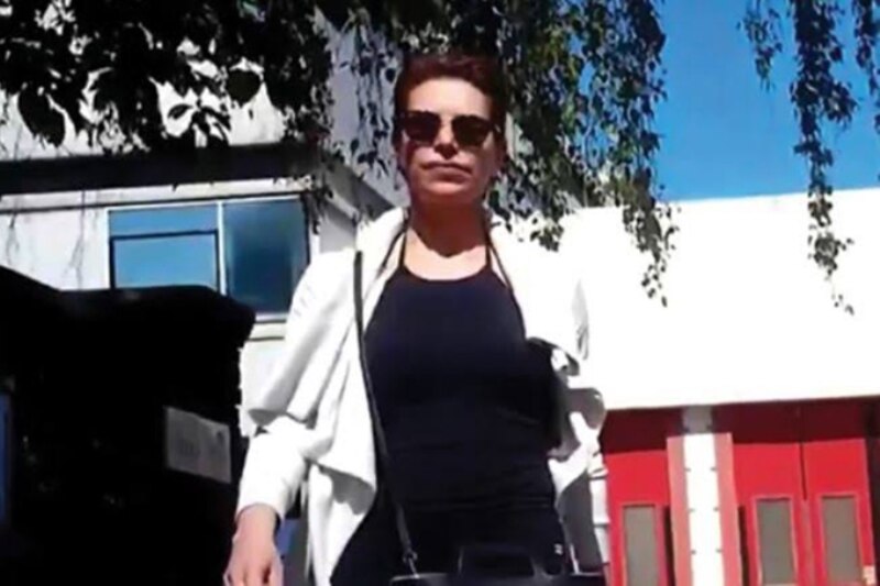 La mujer que fue captada en video maltratando a un perro