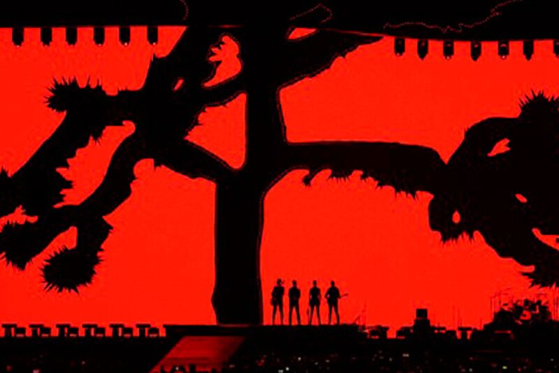La banda de rock U2 en concierto.