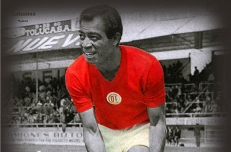 El futbolista brasileño Edson Arantes do Nascimento, más conocido como Pelé, fue uno de los mejores jugadores de fútbol de todos los tiempos.