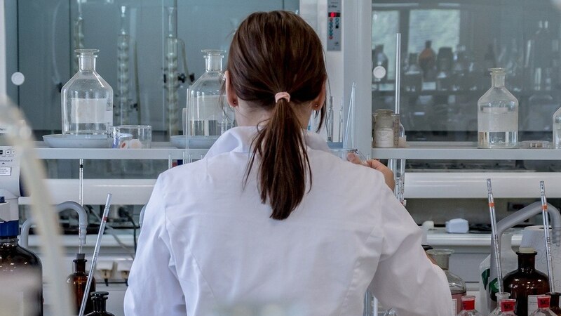 Científica trabajando en un laboratorio