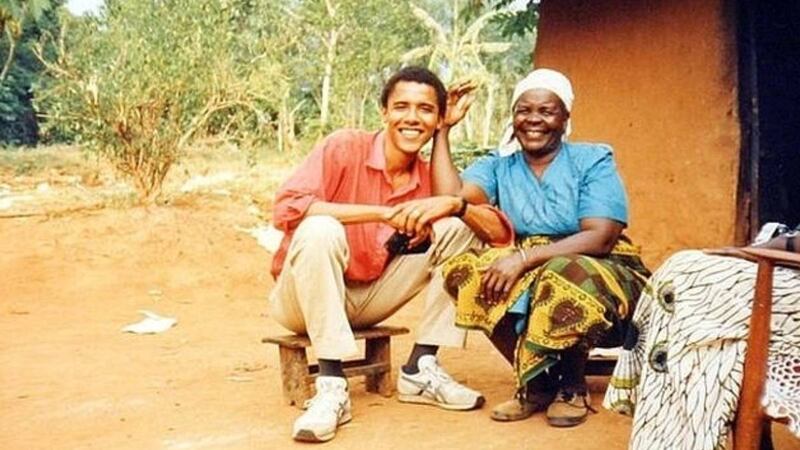 Barack Obama con una mujer africana