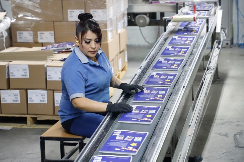 Mujer trabajando en una fábrica