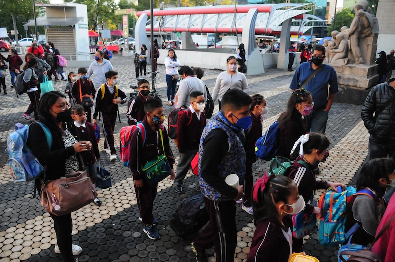 Estudiantes de primaria con cubrebocas