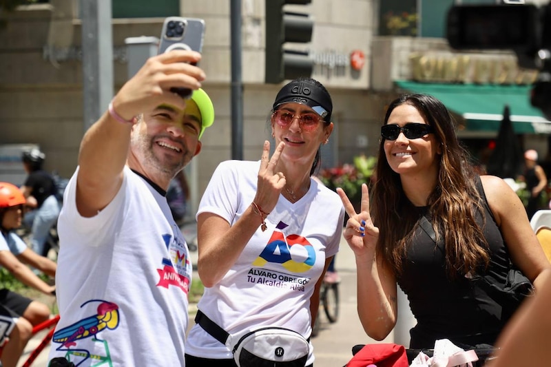 ¡Candidata a la alcaldía de Álvaro Obregón se toma una selfie con sus simpatizantes!