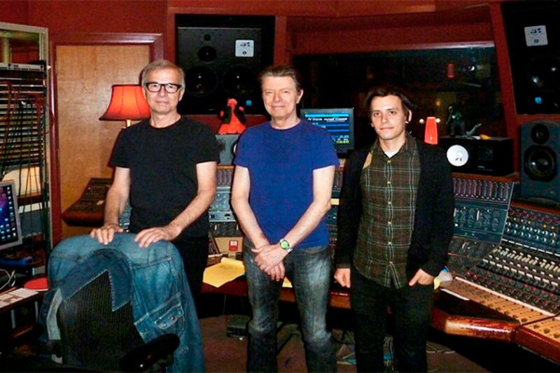 David Bowie, Brian Eno y Tony Visconti en el estudio de grabación.