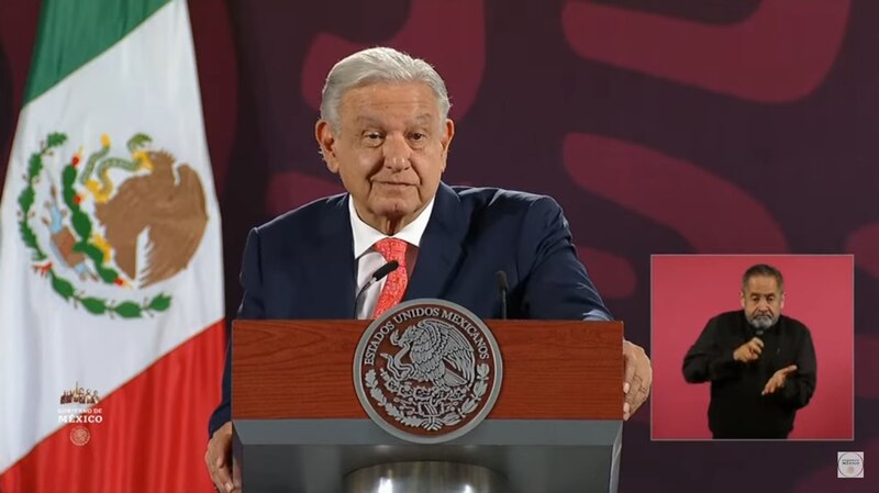 El presidente Andrés Manuel López Obrador da un discurso en una conferencia de prensa.