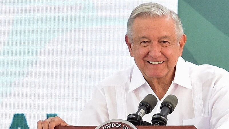 El presidente de México, Andrés Manuel López Obrador, sonríe durante una conferencia de prensa.
