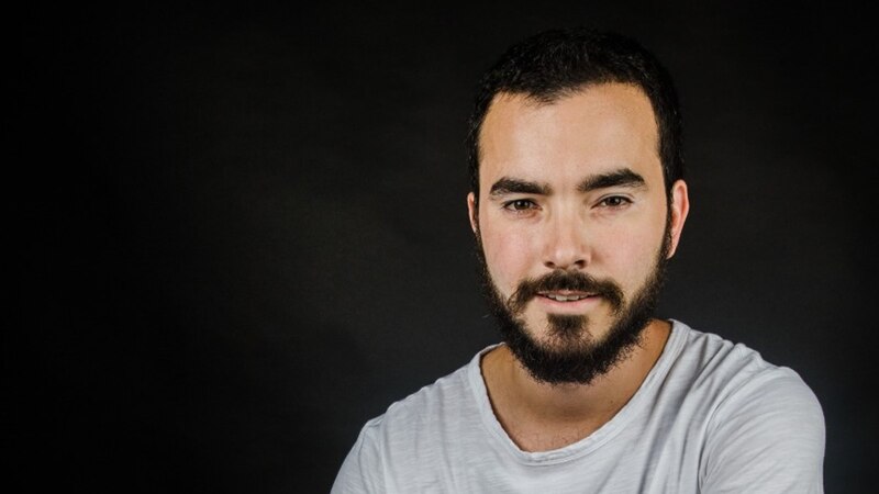 Retrato de un hombre joven con barba y pelo corto