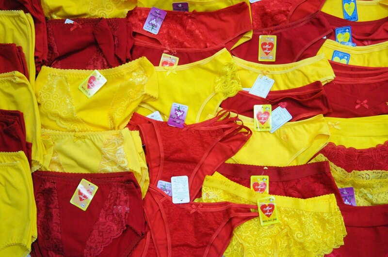 Ropa interior de color rojo y amarillo son compradas para obtener amor y dinero el siguiente año.