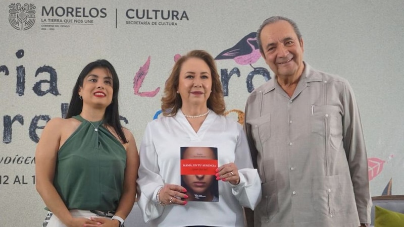 La ministra Yasmín Esquivel sosteniendo en sus manos su libro “Mamá, en tu ausencia, ¿quién por mí?”, presentado en la Feria del Libro Morelos 2025