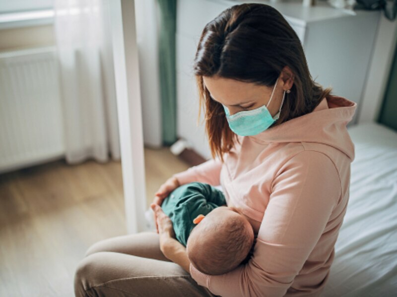 Madre amamantando a su bebé