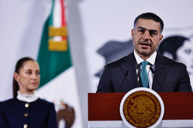 El secretario de Seguridad y Protección Ciudadana, Omar García Harfuch (d), habla durante la rueda de prensa de la presidenta de México Claudia Sheinbaum en Palacio Nacional este martes, en Ciudad de México (México). México registró 2.234 homicidios dolosos en noviembre, el segundo mes de la presidencia de Claudia Sheinbaum, lo que implica una caída interanual de 4,98 % y el periodo menos violento del año, reveló este martes el Secretariado Ejecutivo del Sistema Nacional de Seguridad Pública.