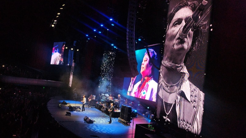 Caifanes sobre Escenario en el Auditorio Nacional