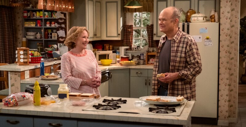 La pareja de ancianos se ríe en la cocina