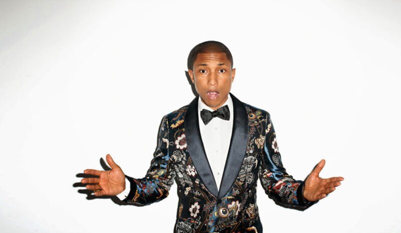 ¡OMG! Pharrell Williams está que lo tira con su traje bordado