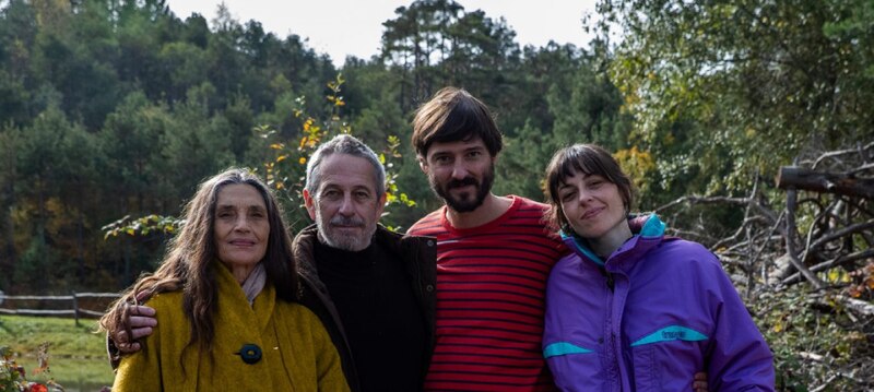 Familia feliz en el bosque