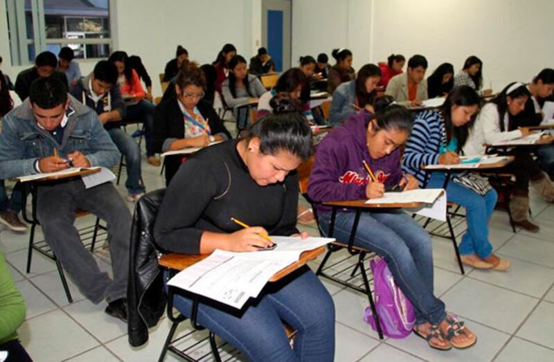 Estudiantes tomando un examen en un aula