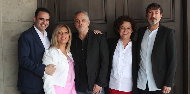 "Equipo de profesionales trabajando juntos en la oficina."