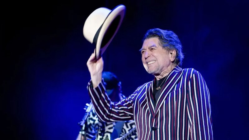 El cantante español Raphael se presenta en concierto.